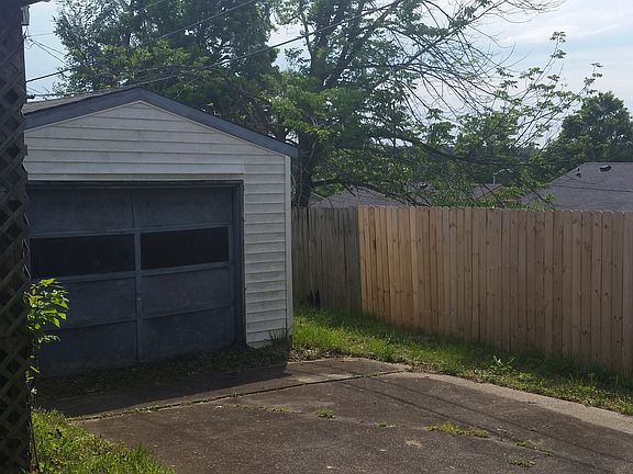 3rd image of 4004 Forest Green Dr