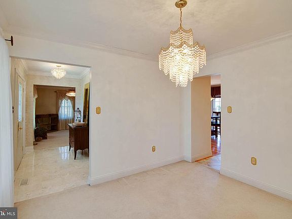 Dining room with Swarovski crystals chandelier