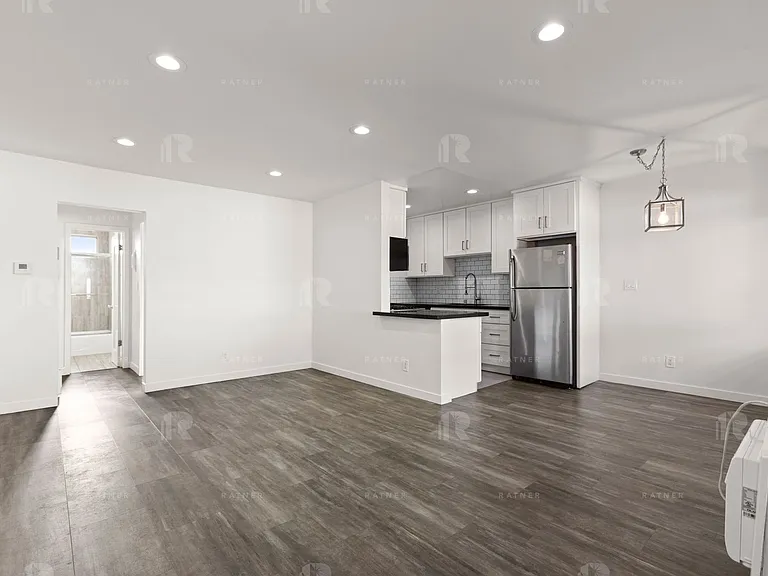 (AR/GA/YO:B) 7259 Willoughby Avenue — Photo 3