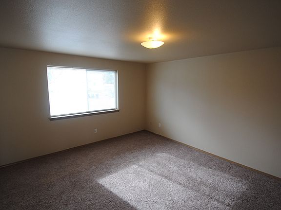 4th image of 609 190th St E