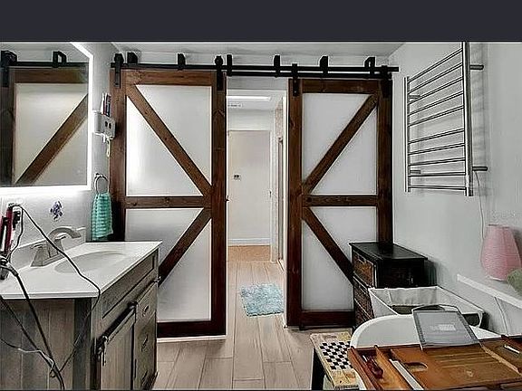 5th image of 851 W Wisconsin Ave