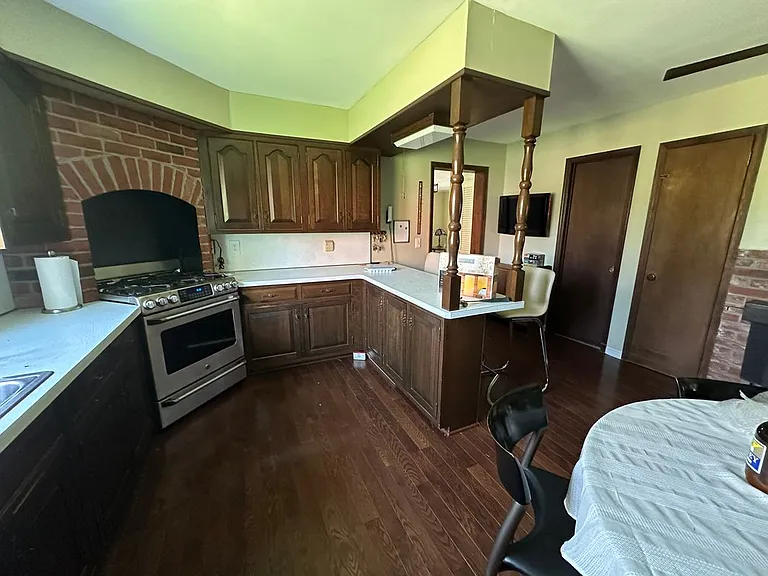 914 Middle Rd — Photo 4