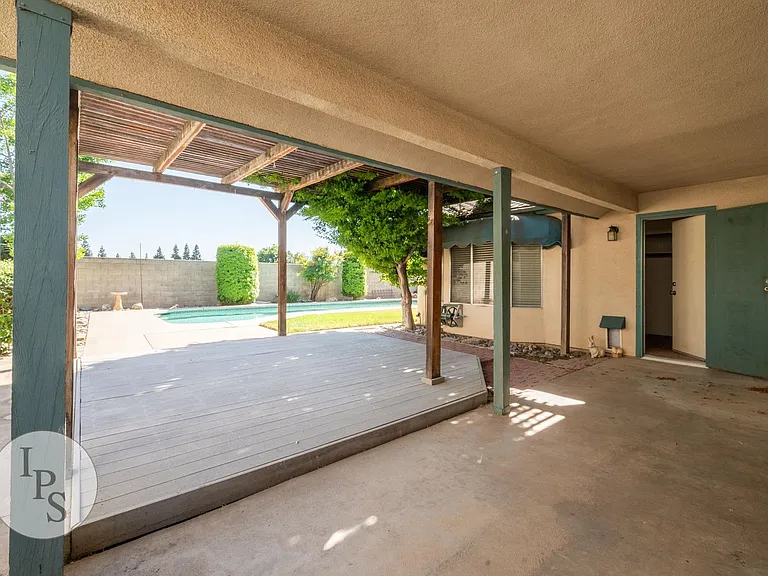2131 E Cromwell Ave — Photo 23