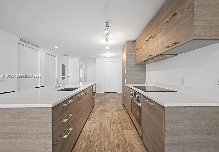 650 NE 32nd St #602 — Photo 5