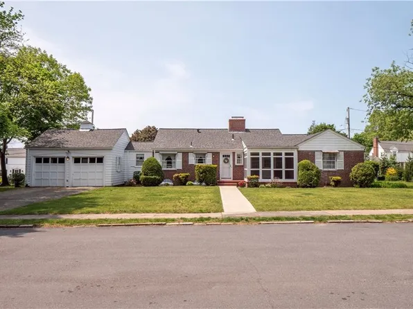 22 Robert Cir, Cranston, RI 02905