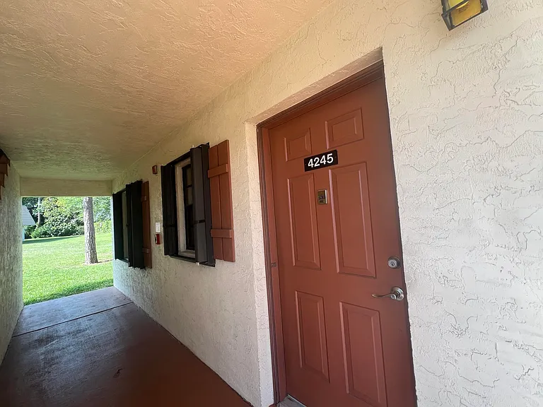 4245 Oak Terrace Dr — Photo 2