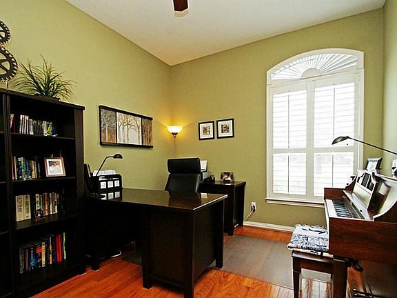 5th image of 13919 Sherburn Manor Dr