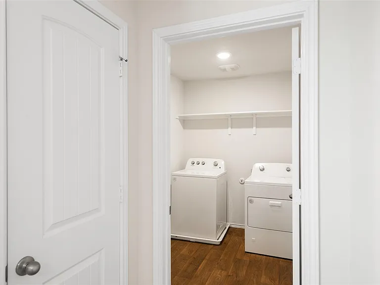 321 Sandringham Loop — Photo 9