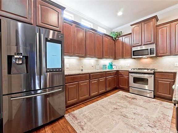 5th image of 5122 Belmont Ave
