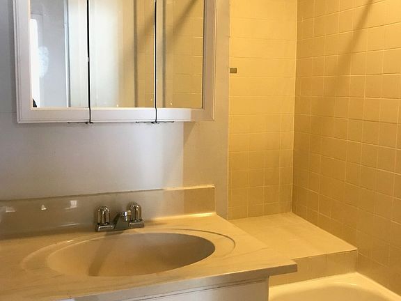 4th image of 311 E 60th St APT 1B