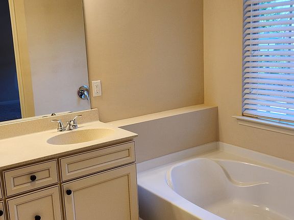 5th image of 3909 Brockenhurst Dr