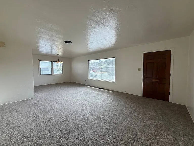 2231 Pine St — Photo 2