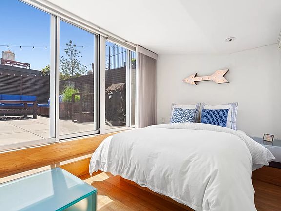 4th image of 39 E 12th St APT 808
