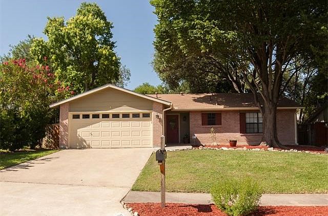 Tons of curb appeal as you drive up. The big shade tree cools everything down on an Austin Summer day.