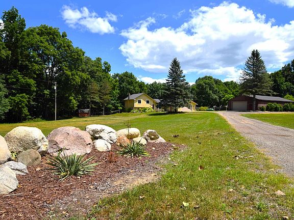 2nd image of 3424 Abbey Ln