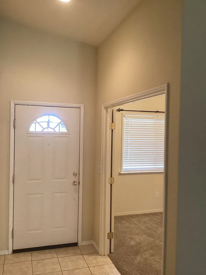 Beautiful Northeast Single Story Home Located In River Ranch — Photo 4