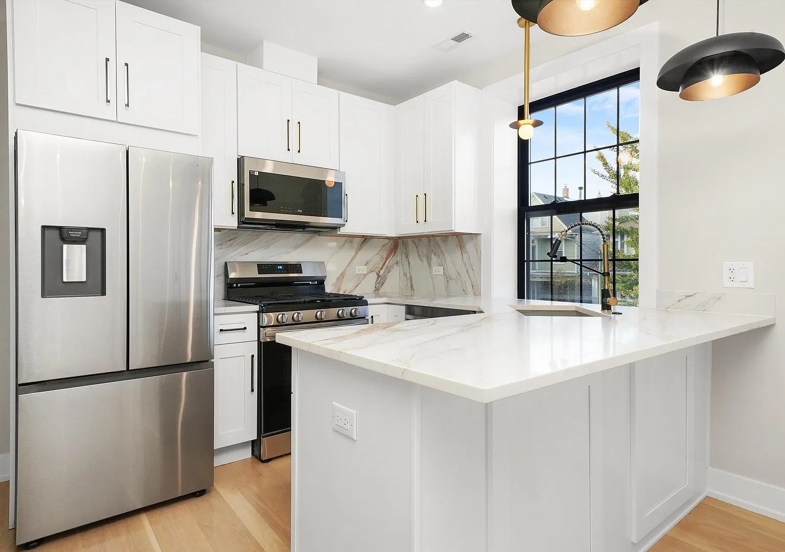 4153 N Hermitage Ave — Photo 3