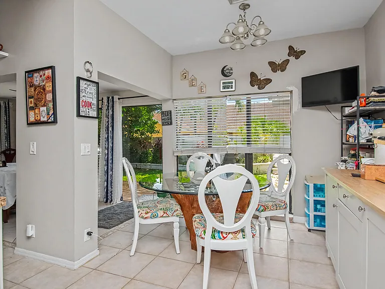 7678 Solimar Cir — Photo 19