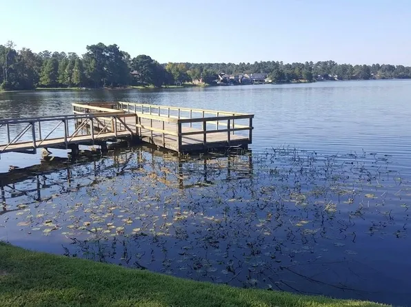 1800 Green Way Dr, Huntsville, TX 77340