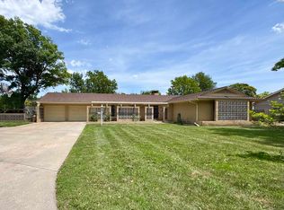 2704 Heather Pkwy, Hutchinson, KS 67502