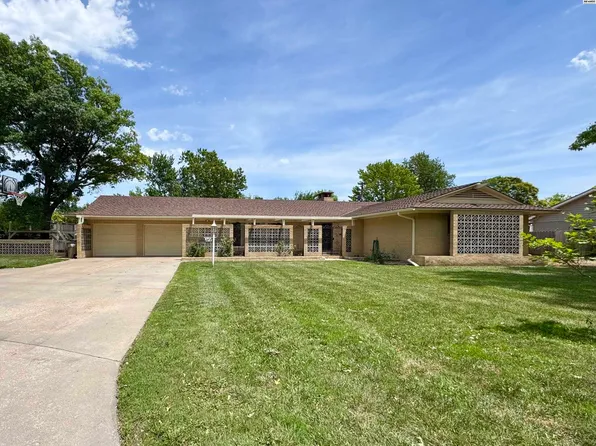 2704 Heather Pkwy, Hutchinson, KS 67502