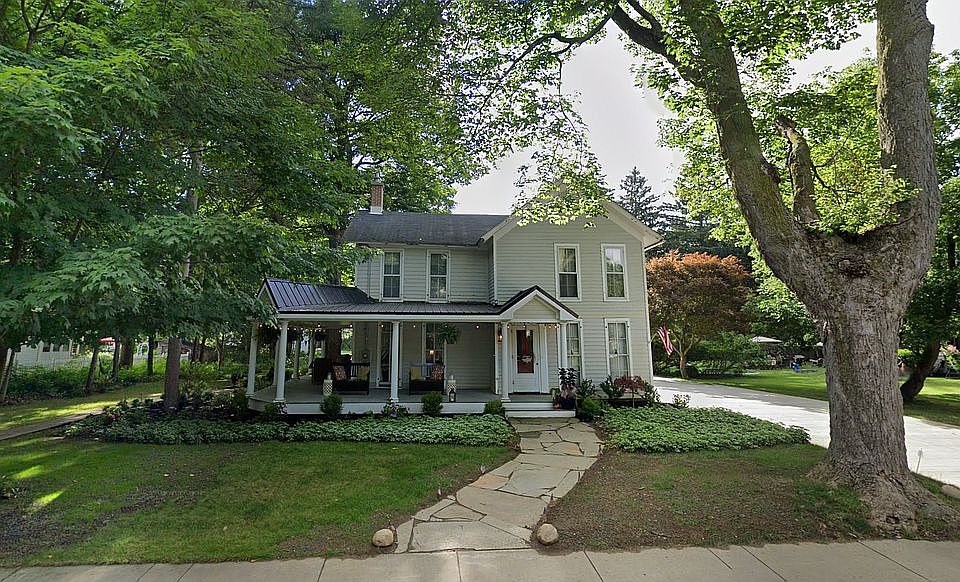 2nd image of 107 Pine St