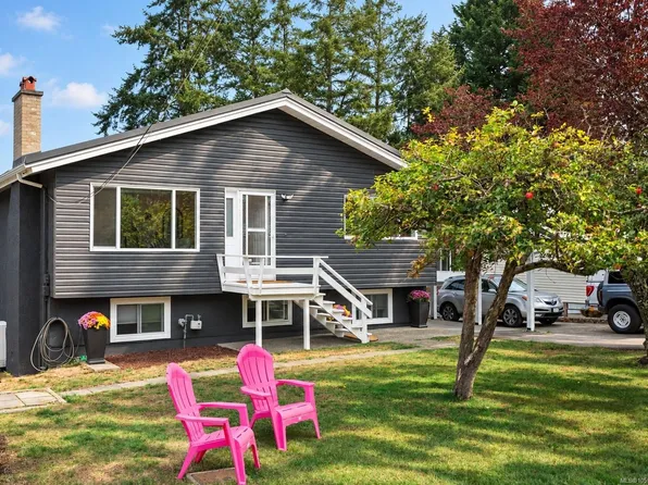 558 Kenneth St, Saanich, BC V8Z 2B7