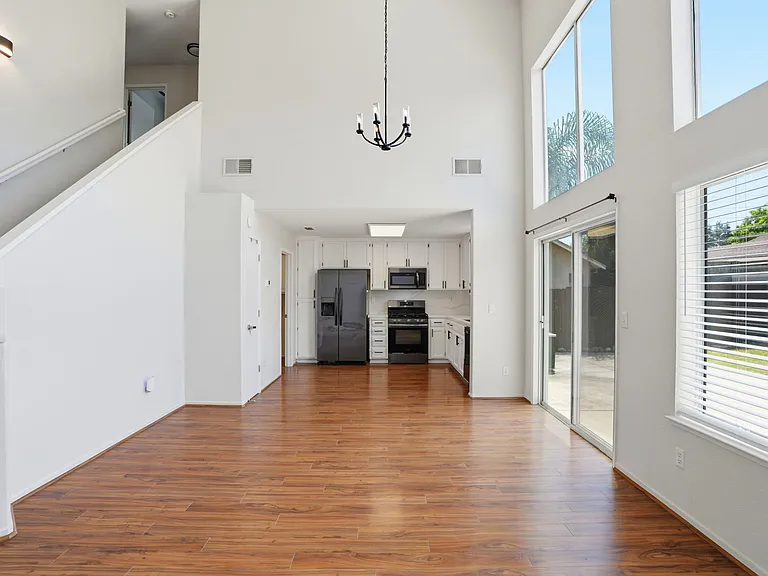 419 Pioneer Ave — Photo 5