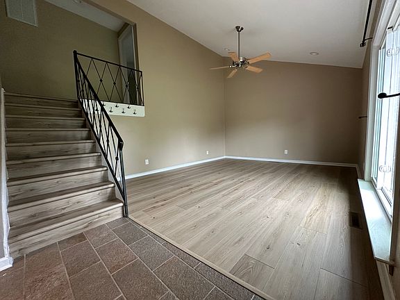 3rd image of 425 Hopkins Rd
