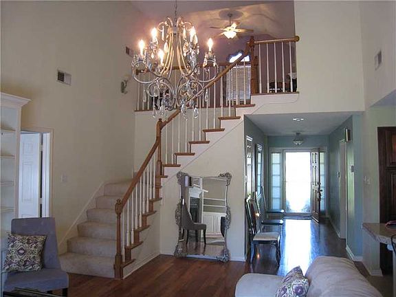3rd image of 817 Carondelet St