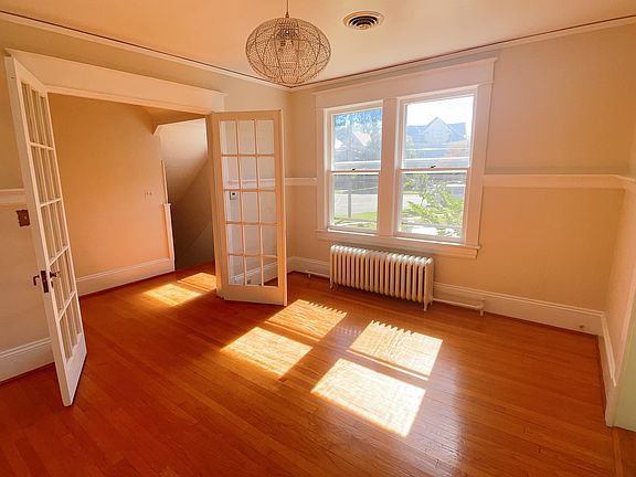 4th image of 405 King George Ave SW #B