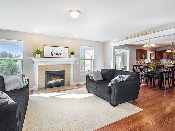 2nd image of 776 W Castlebury Cir