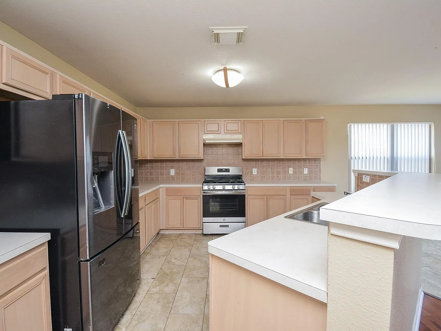 3 bed, 2.5 bath, 2494 sqft, $2,300 — Photo 3
