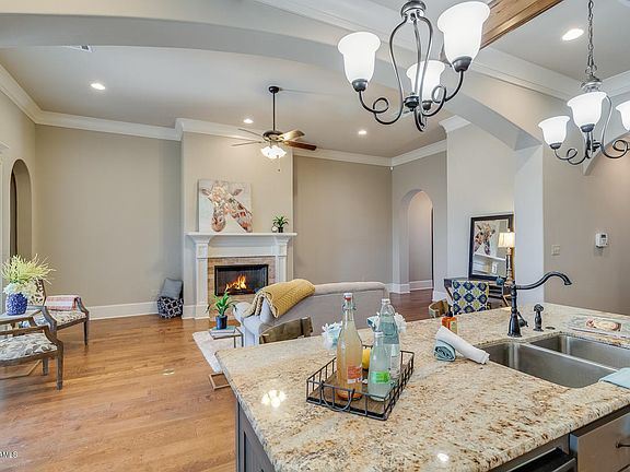 5th image of 302 Flora Springs Dr
