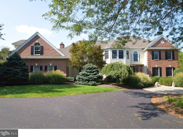 9 Greenbriar Cir, Newtown, PA 18940