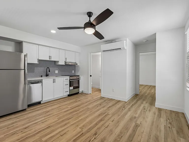 The Crest |NEWLY Renovated Studios, Lofts, 1, 2 & 3 Bedroom Homes Near the Beach — Photo 26