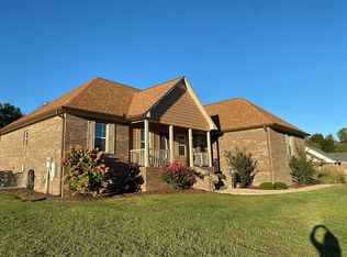 121 Center Point Dr, Summertown, TN 38483
