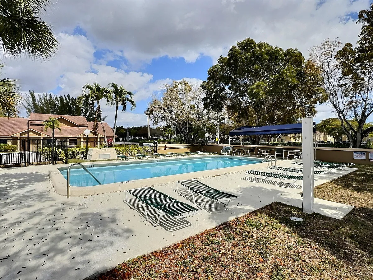 Building Photo - 2652 Riverside Dr