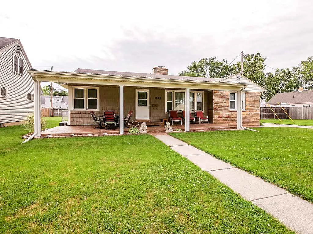 1809 Hinton Dr photo 1