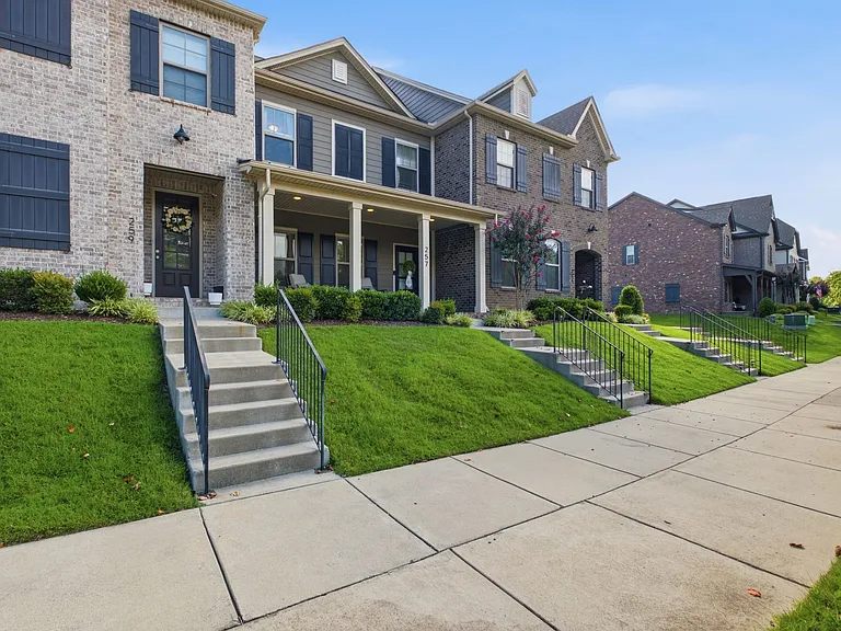 257 Claremont Ct — Photo 3