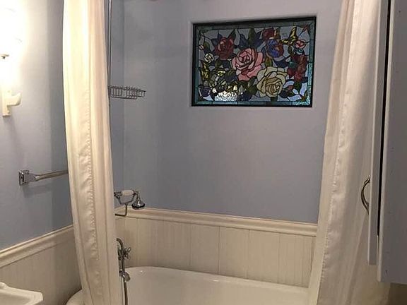 Bathroom Claw foot tub