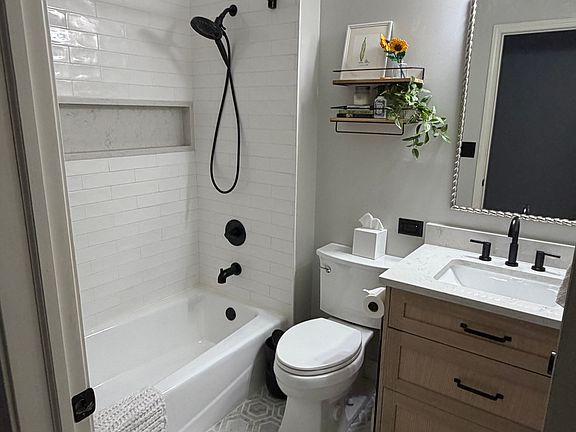 3rd image of 1528 N Hudson Ave APT 3