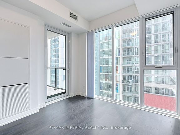 3rd image of 400 King St W #2015