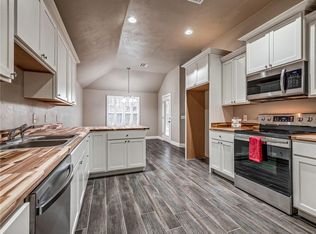 905 SW 40th St, Moore, OK 73160