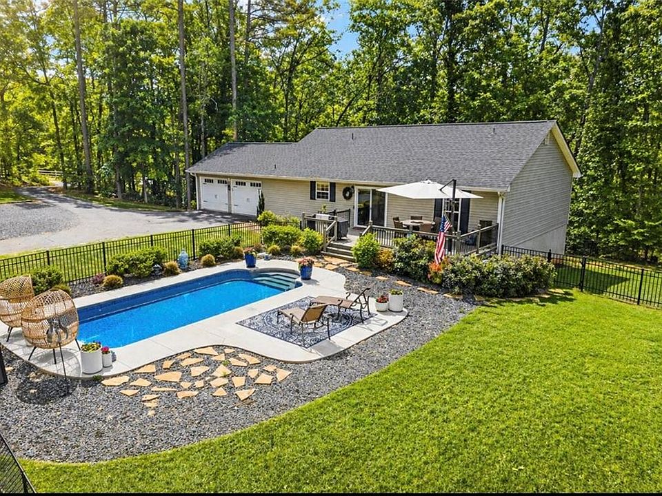 1st image of 430 Valley Rd