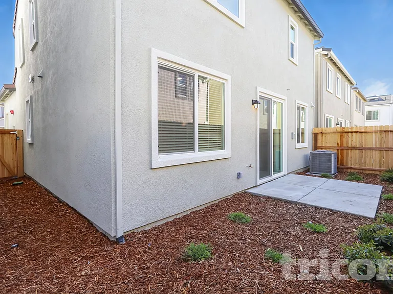 1262 Victorian St — Photo 14