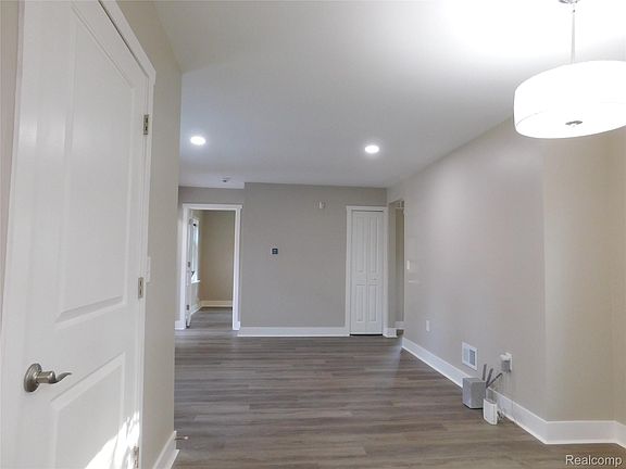 3rd image of 14919 Rochelle St