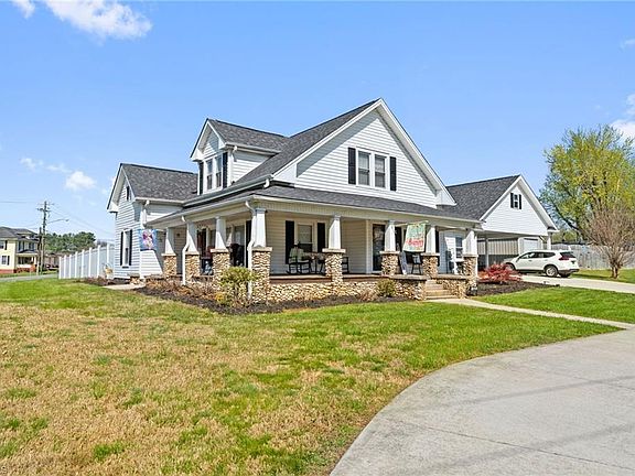 3rd image of 1430 Forrest Dr