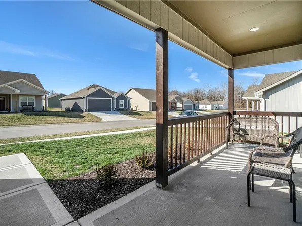 408 NE Chestnut Ct, Oak Grove, MO 64075