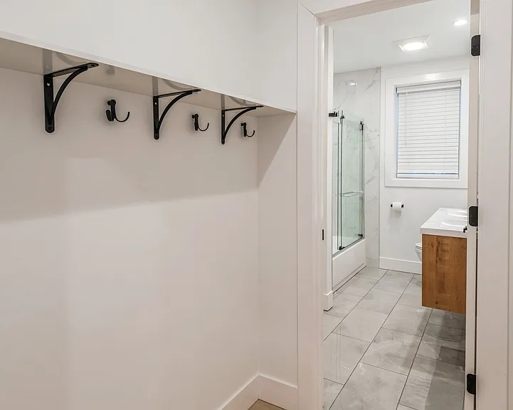 1535 W Estes Ave #G — Photo 22